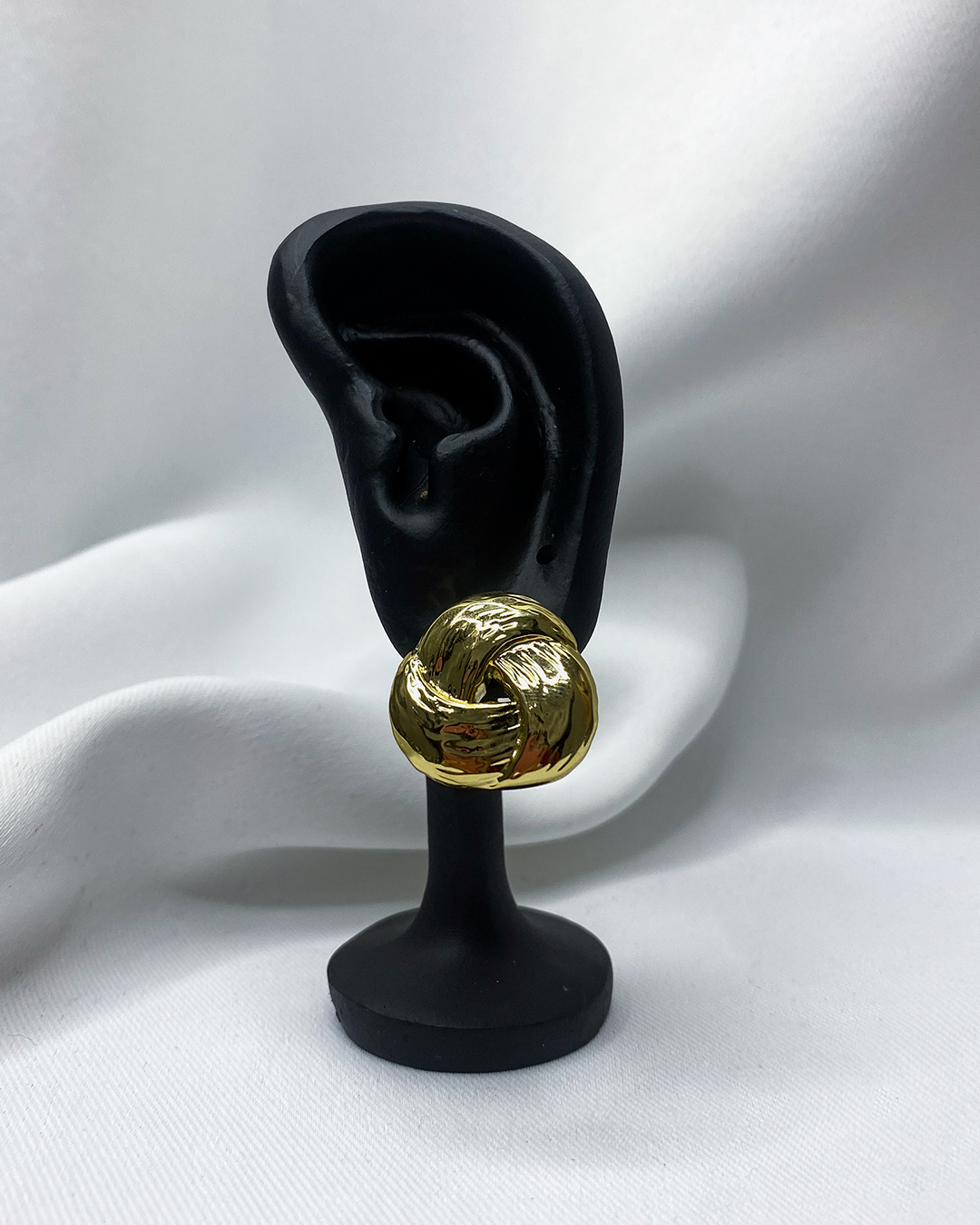 Pendientes de tachuela con diseño entrelazado enchapado en oro 14k acero inoxidable