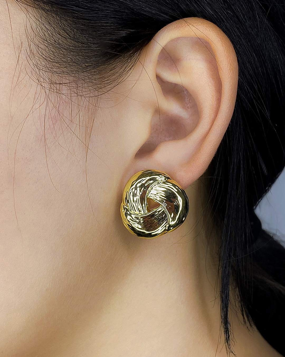 Pendientes de tachuela con diseño entrelazado enchapado en oro 14k acero inoxidable