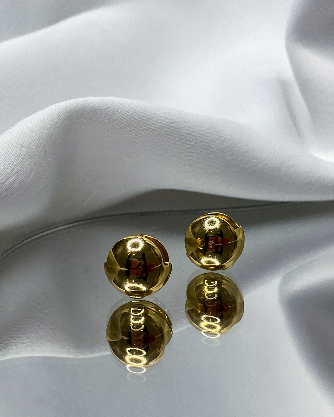 Aretes con diseño de esfera enchapado en oro 14k acero inoxidable