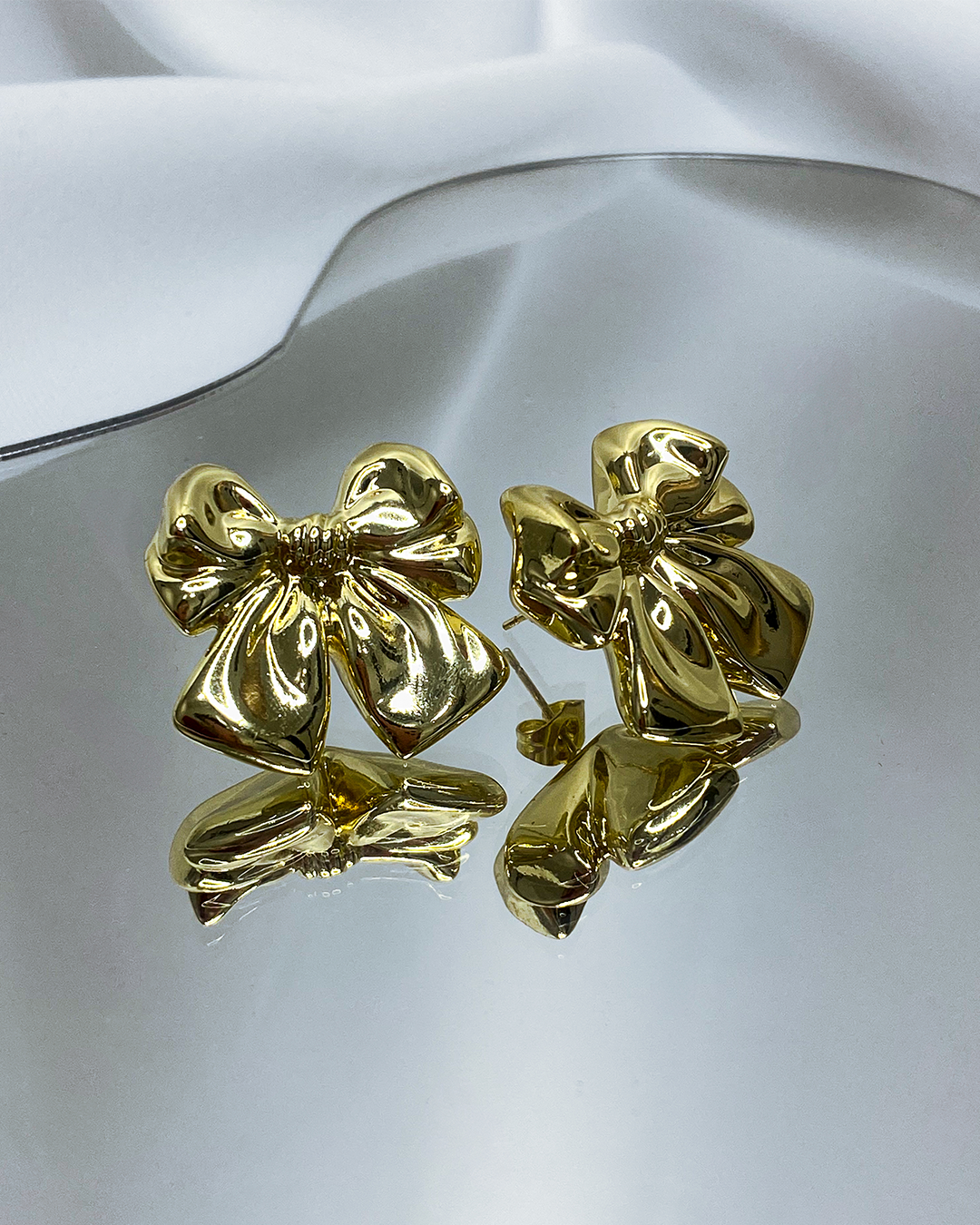 Pendientes de tachuela con diseño de lazos enchapado en oro 18k acero inoxidable