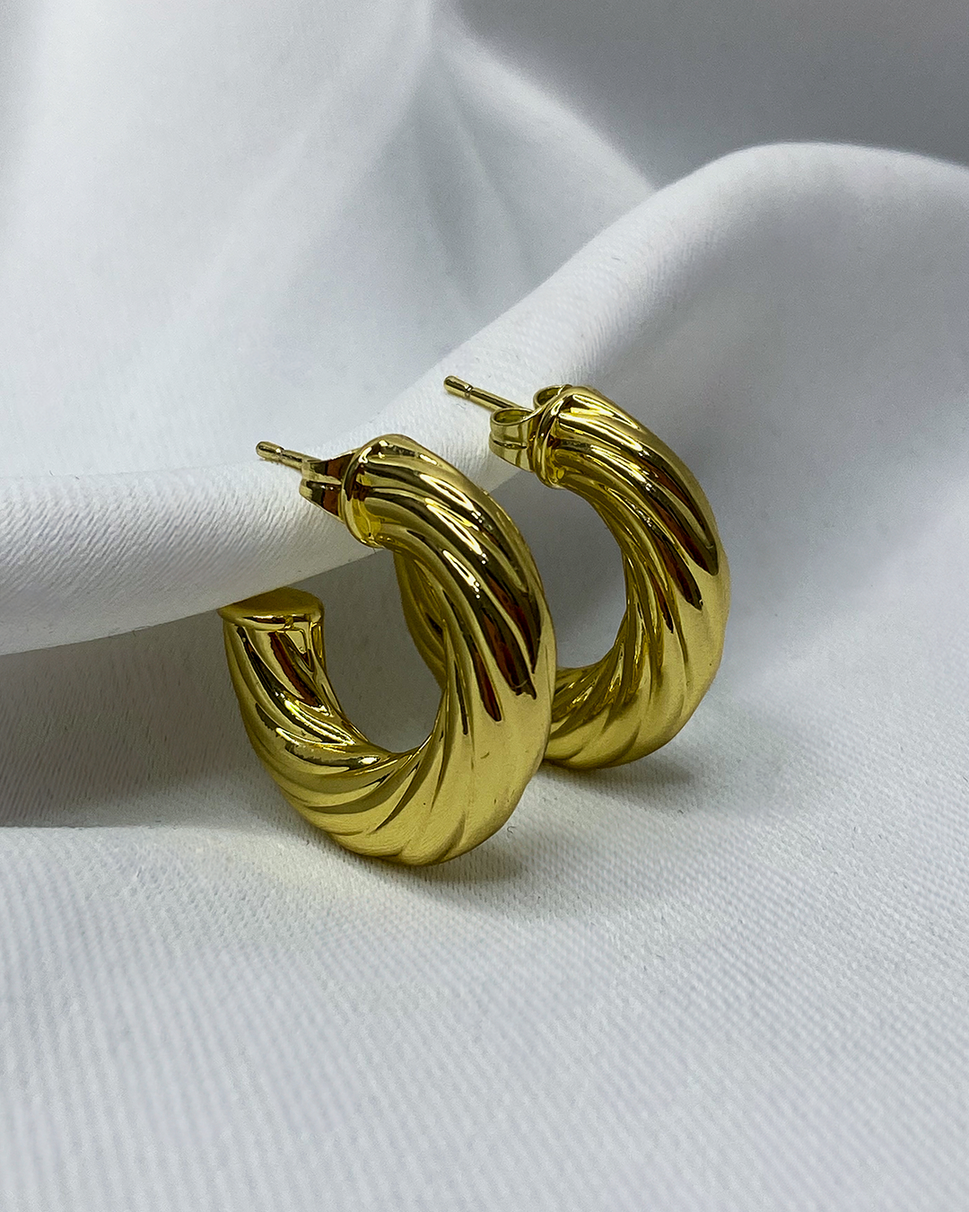 Aretes con textura en relieve enchapados en oro 14k de acero inoxidable