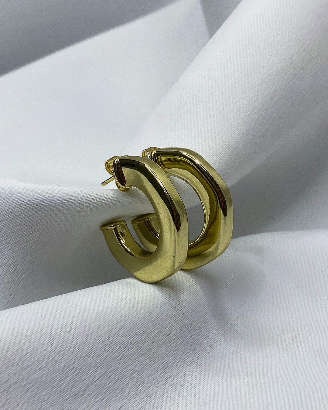 Aretes con diseño semi tuerca enchapados en oro 14k de acero inoxidable