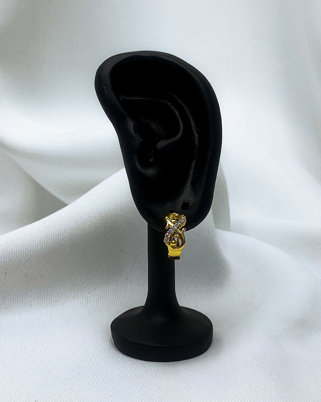 Aretes con diseño de infinito con detalles brillantes enchapado en oro 18k acero inoxidable