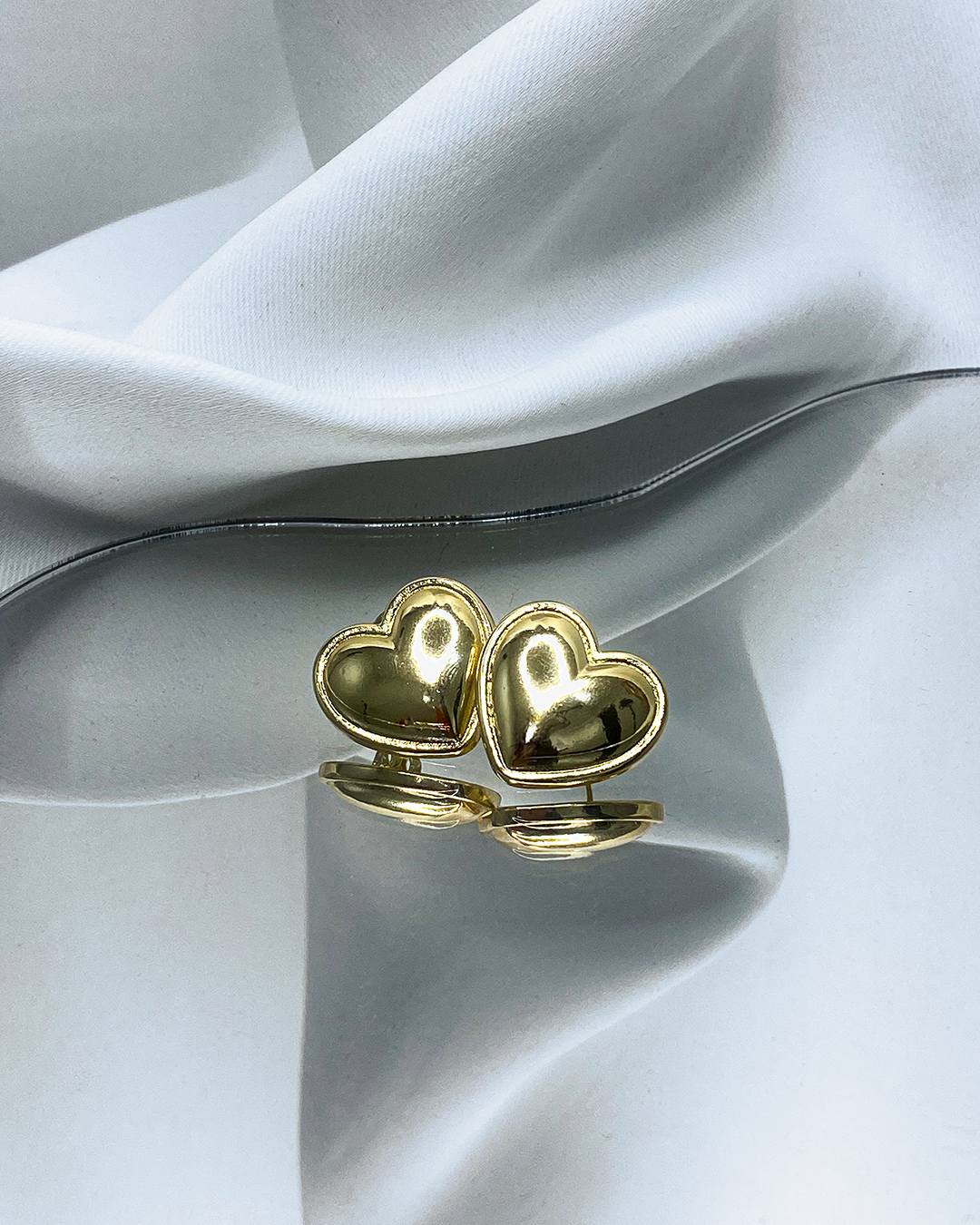 Pendientes de tachuela de corazón con diseño de relieve enchapado en oro 14k acero inoxidable