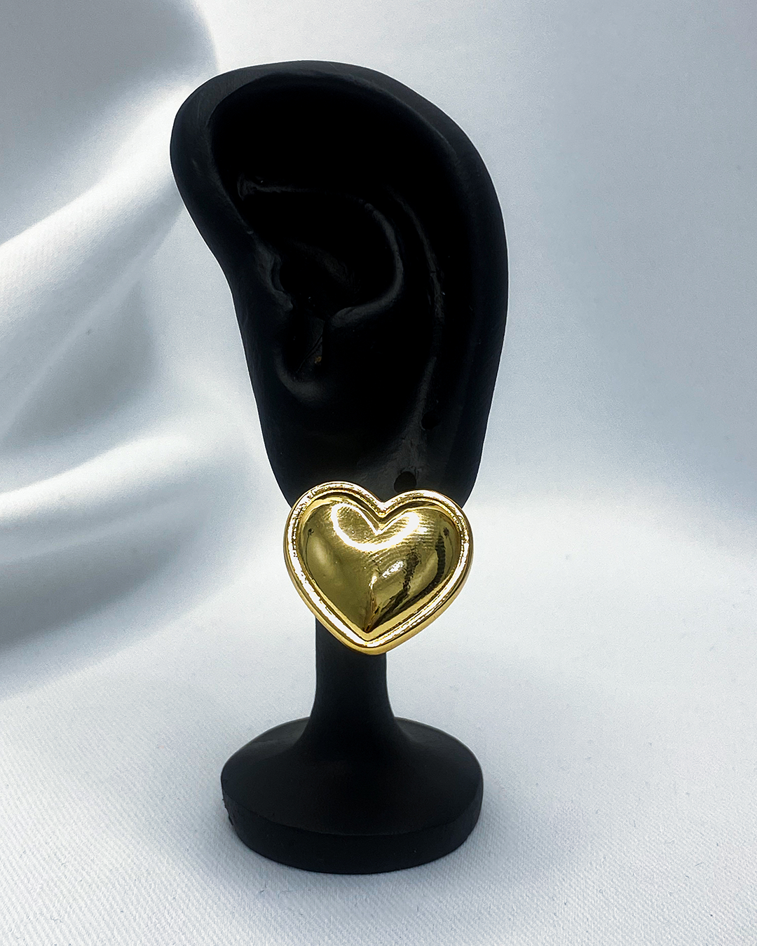 Pendientes de tachuela de corazón con diseño de relieve enchapado en oro 14k acero inoxidable