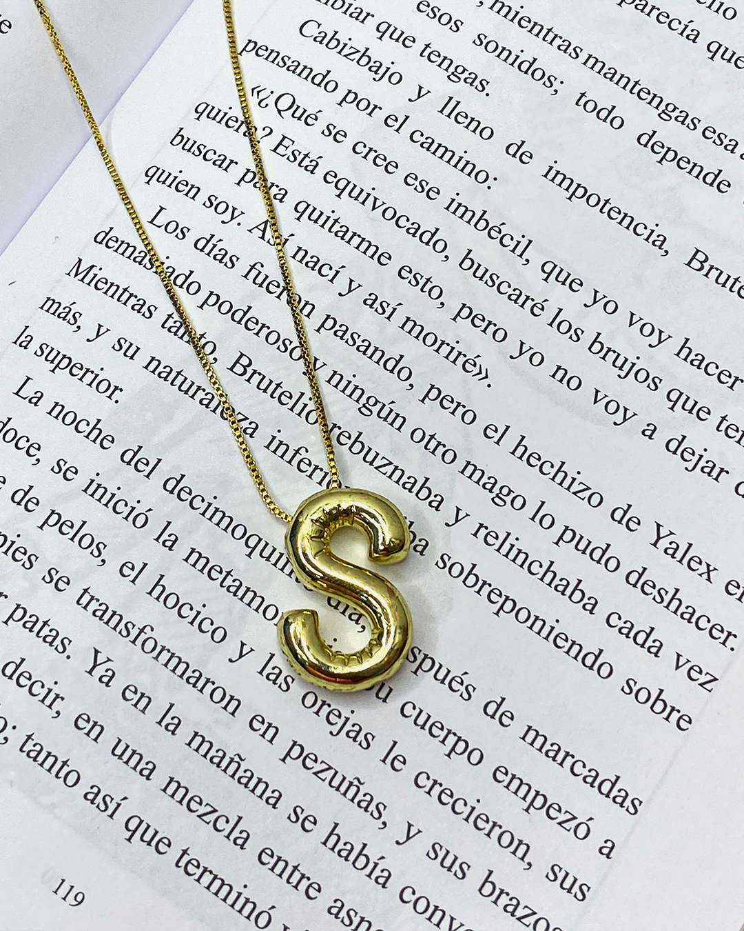 Collar con dige de letra enchapado en oro 18k acero inoxidable