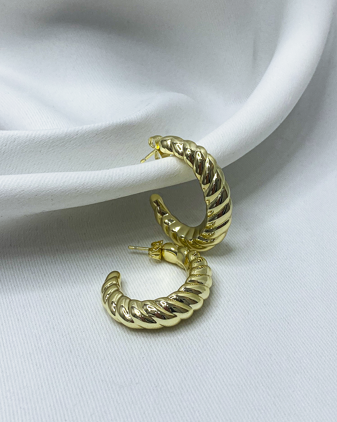 Argollas semi ovaladas con textura enchapado en oro 14k acero inoxidable