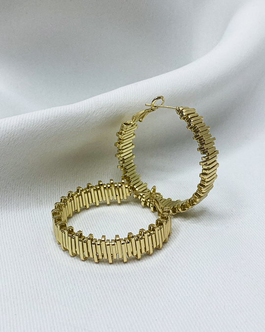 Argolla con diseño de lineas abstractas enchapado en oro 18k acero inoxidable