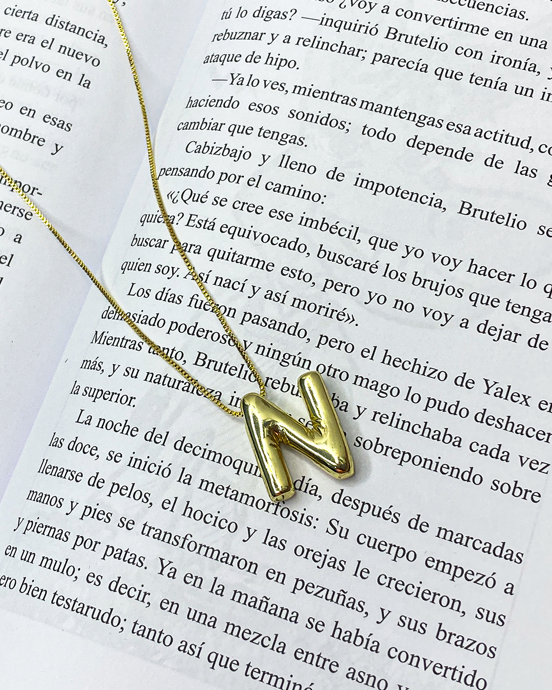 Collar con dige de letra enchapado en oro 18k acero inoxidable