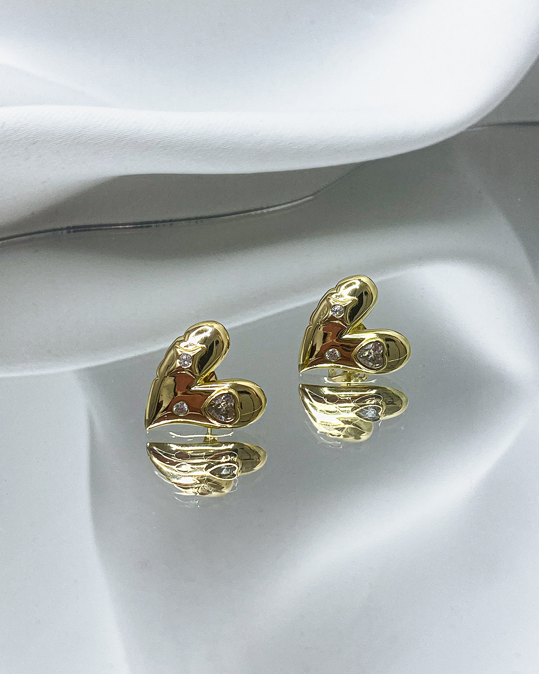 Pendientes de tachuela de corazón con detalle brillante enchapado en oro 14k acero inoxidable