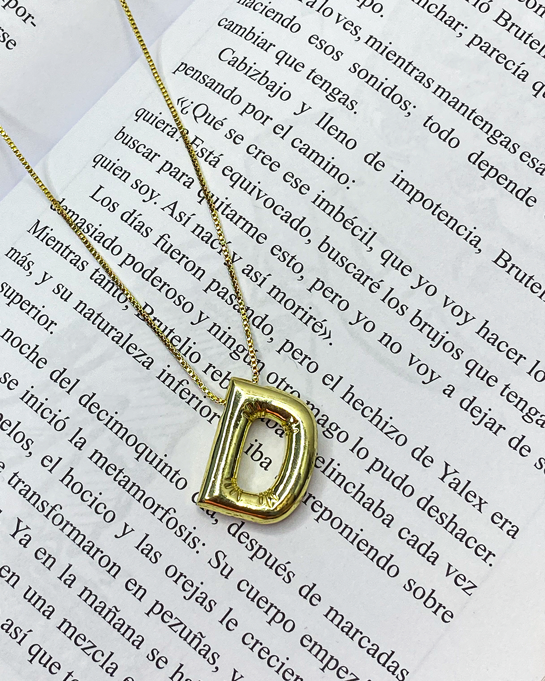 Collar con dige de letra enchapado en oro 18k acero inoxidable