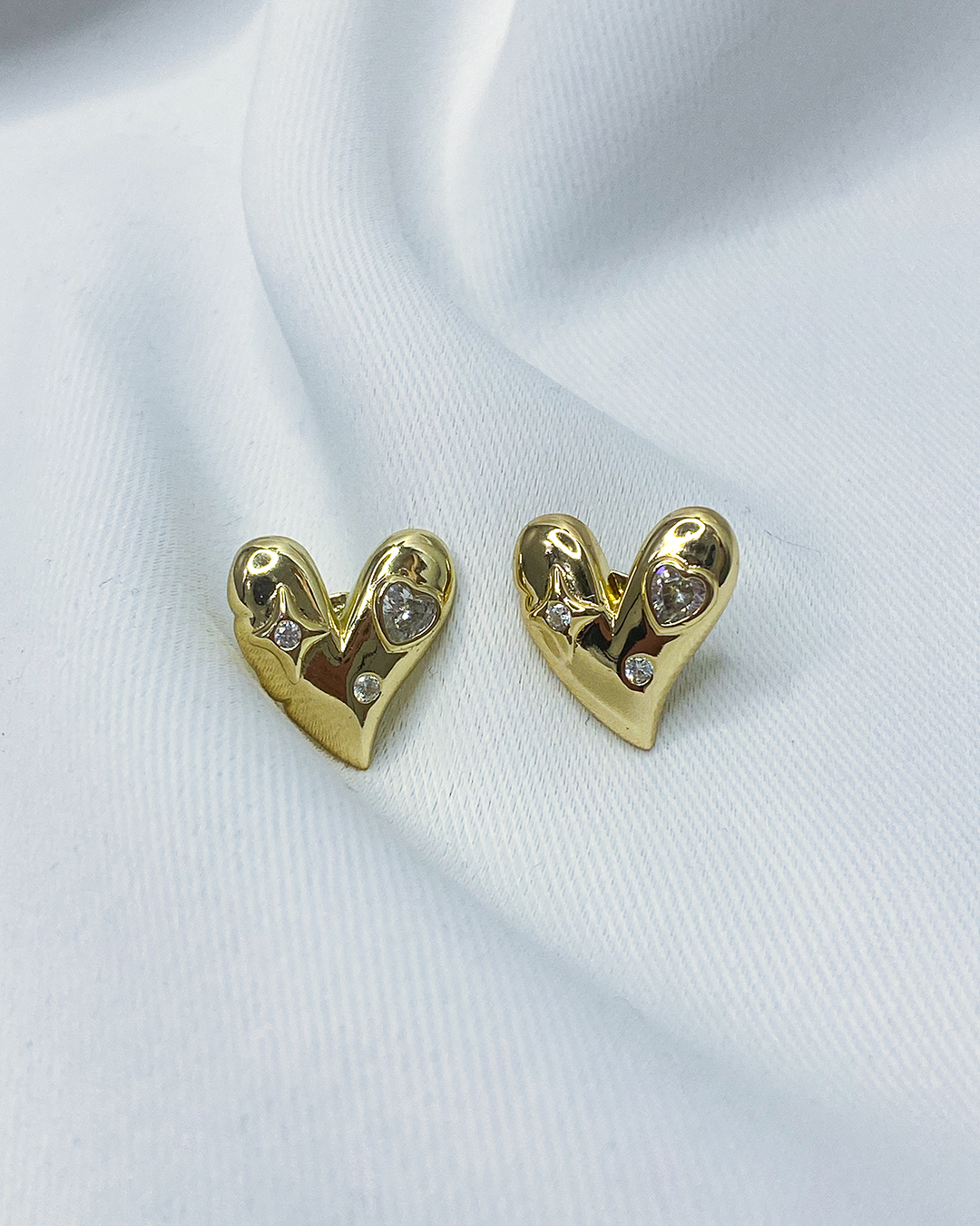Pendientes de tachuela de corazón con detalle brillante enchapado en oro 14k acero inoxidable