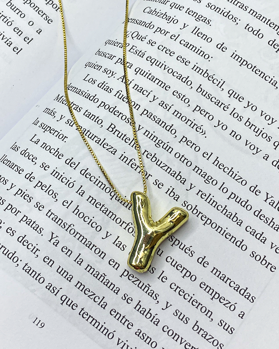 Collar con dige de letra enchapado en oro 18k acero inoxidable