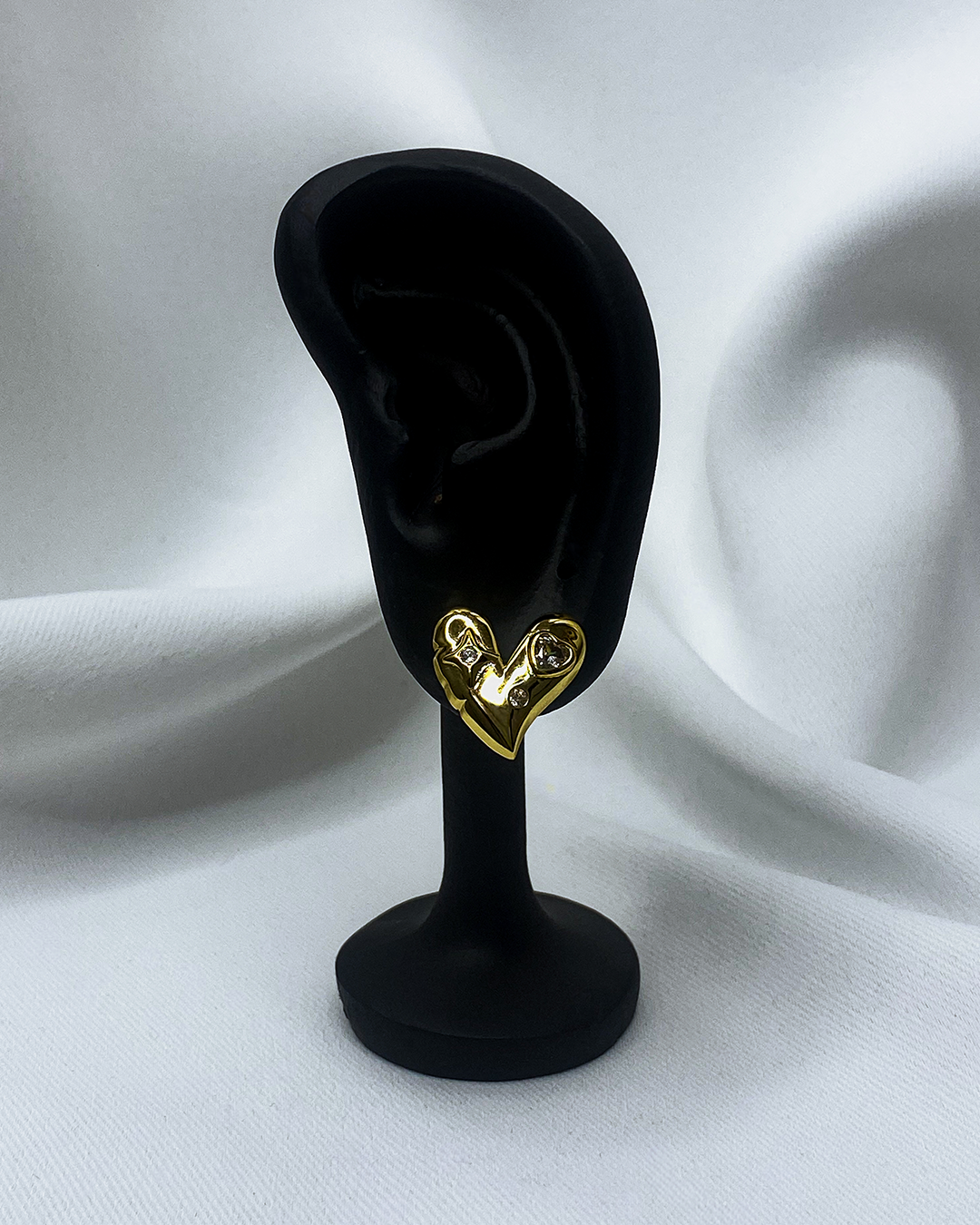 Pendientes de tachuela de corazón con detalle brillante enchapado en oro 14k acero inoxidable