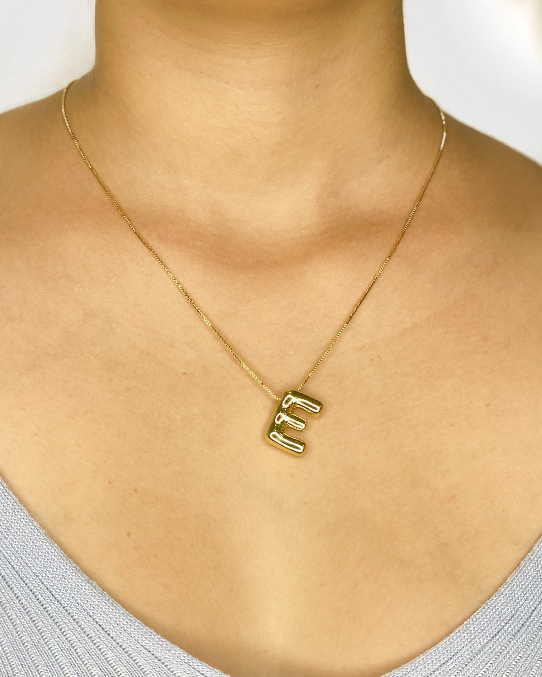 Collar con dige de letra enchapado en oro 18k acero inoxidable