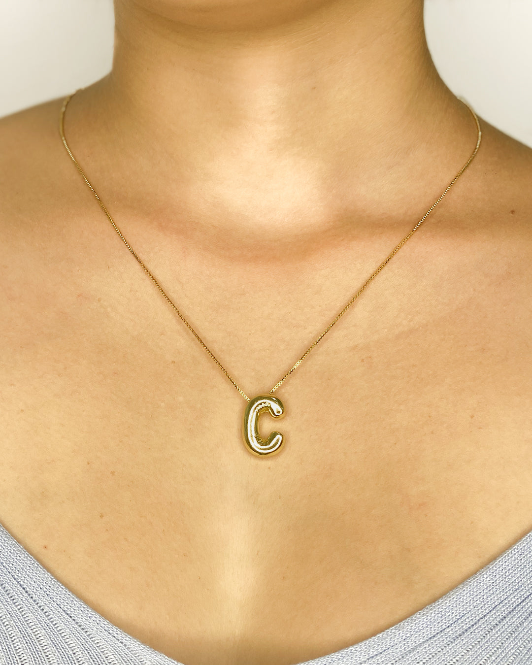 Collar con dige de letra enchapado en oro 18k acero inoxidable