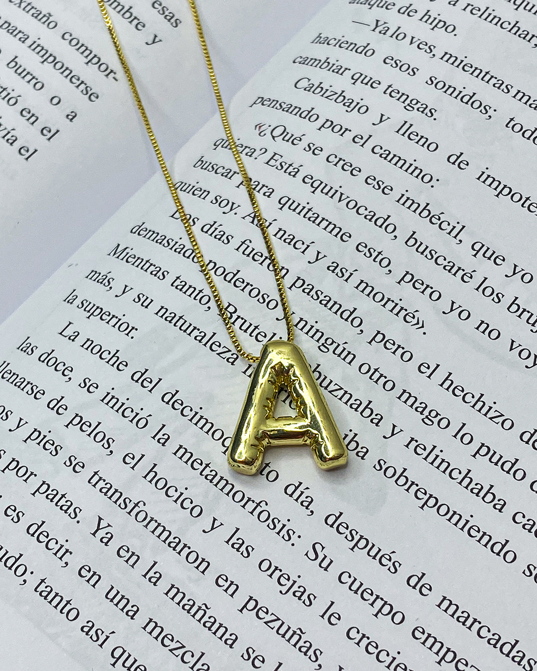 Collar con dige de letra enchapado en oro 18k acero inoxidable