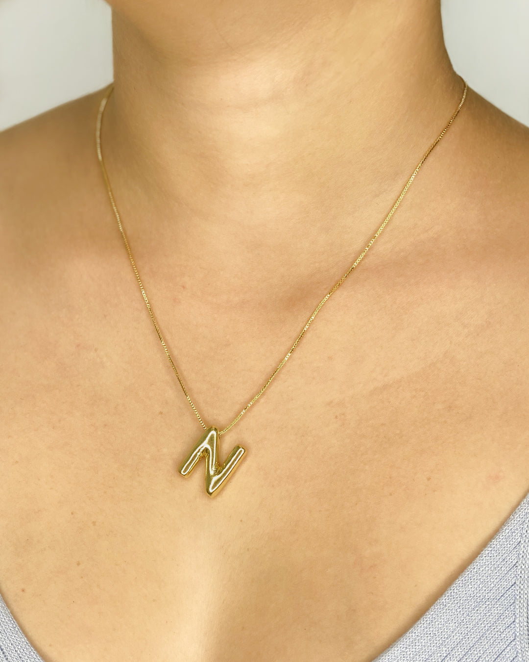 Collar con dige de letra enchapado en oro 18k acero inoxidable