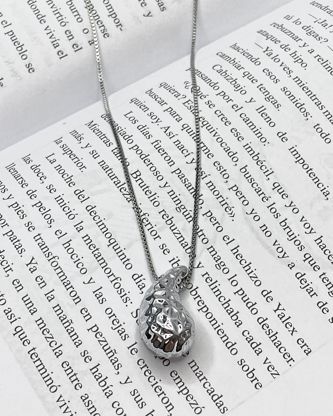 Collar con dige de gota con textura enchapados en oro 14k de acero inoxidable