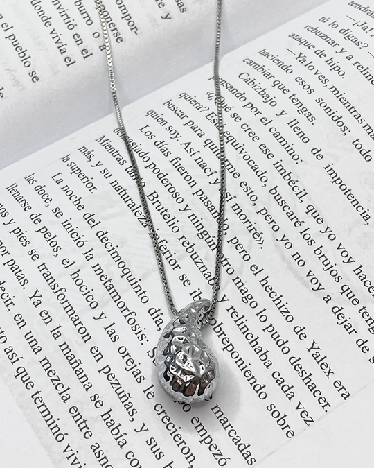 Collar con dige de gota con textura enchapados en oro 14k de acero inoxidable