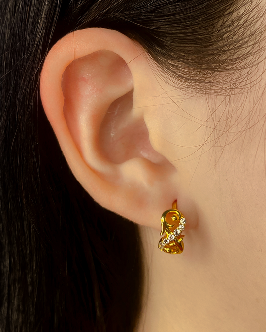 Aretes con diseño de infinito con detalles brillantes enchapado en oro 18k acero inoxidable