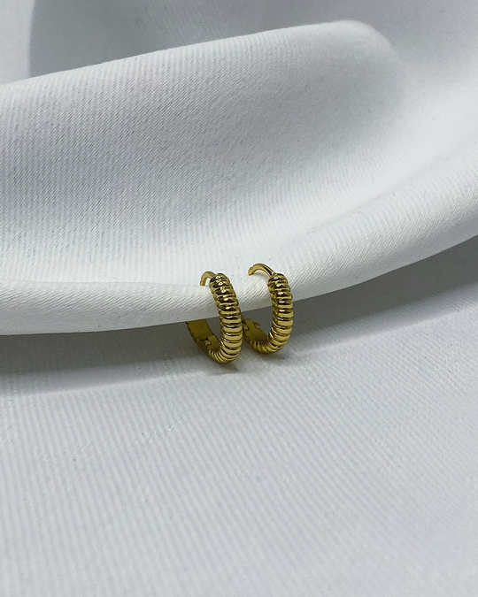 Aretes pequeños con textura enchapados en oro 18k de acero inoxidable