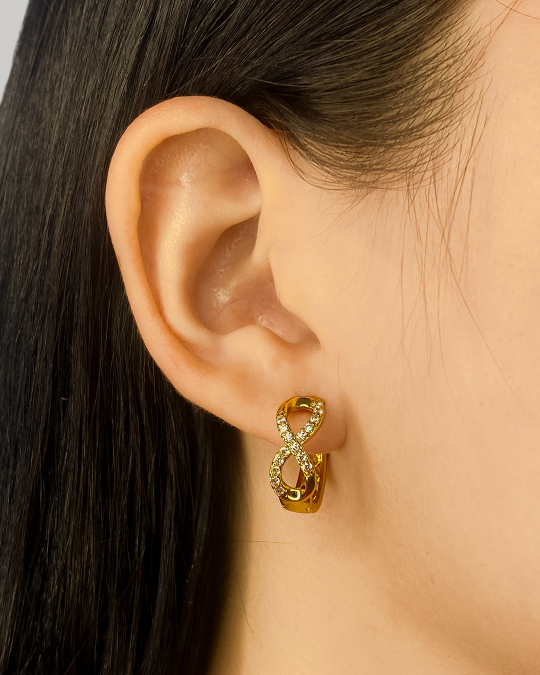 Aretes con diseño de infinito con detalles brillantes enchapado en oro 18k acero inoxidable