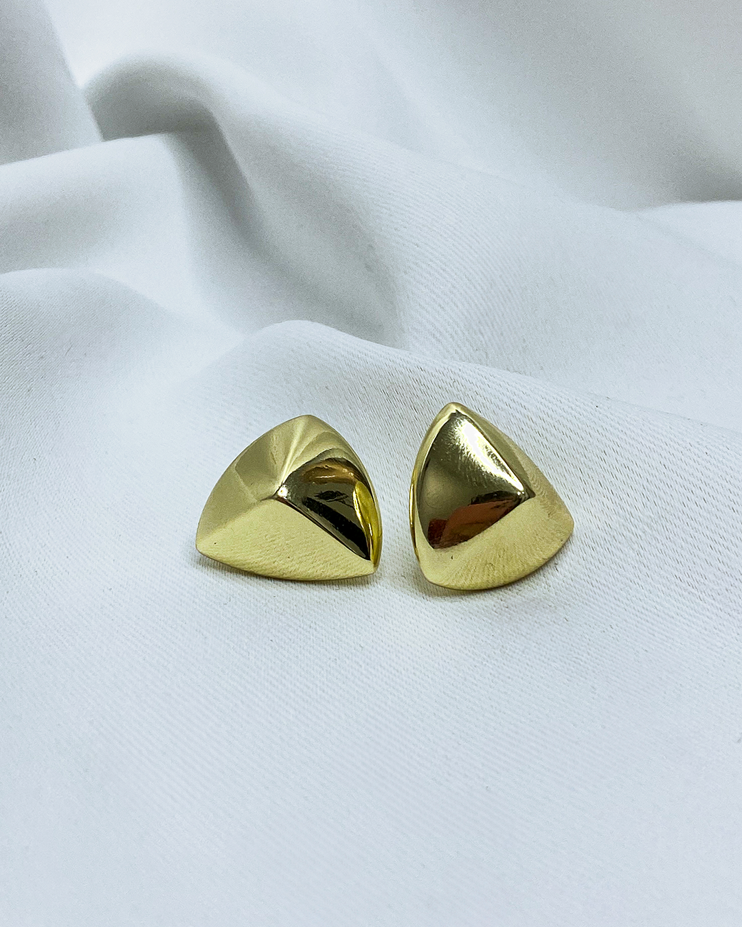 Pendientes de tachuelas con diseño de triangulo en 3D enchapado en oro 18k acero inoxidable