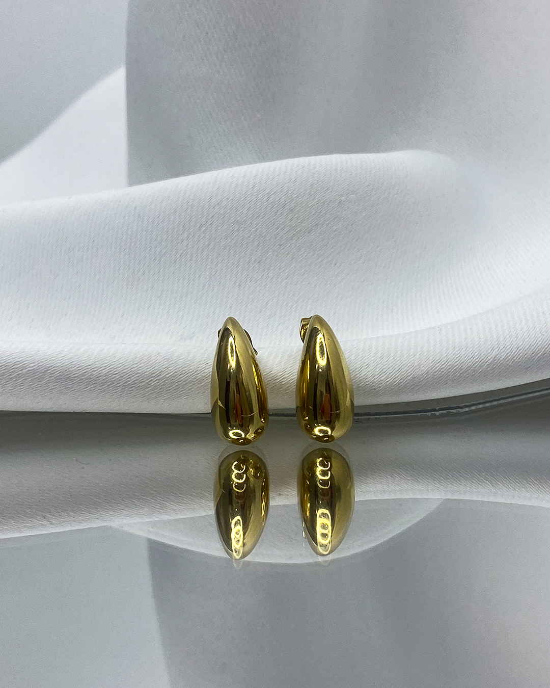 Pendientes de tachuela diseño de gota pequeña enchapado en oro 18k acero inoxidable