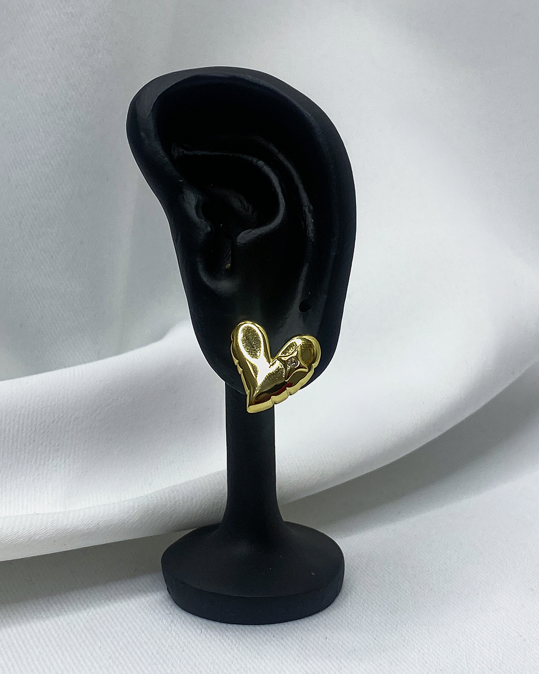 Pendientes de tachuela de corazón con detalle brillante enchapado en oro 14k acero inoxidable