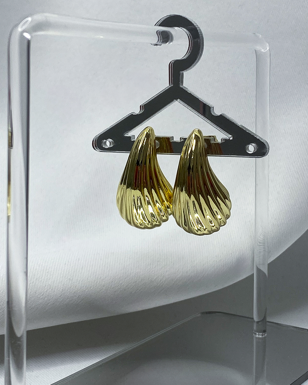 Pendientes de gotas con lineas en relieve enchapados en oro 14k de acero inoxidable