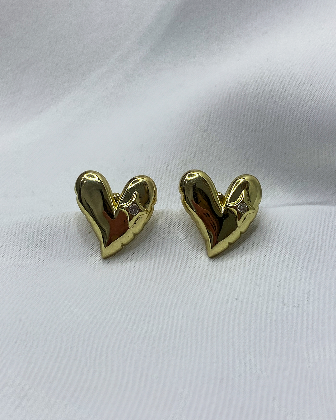 Pendientes de tachuela de corazón con detalle brillante enchapado en oro 14k acero inoxidable