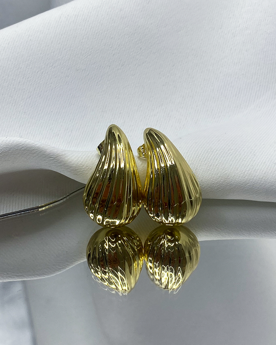 Pendientes de gotas con lineas en relieve enchapados en oro 14k de acero inoxidable