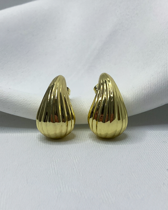 Pendientes de gotas con lineas en relieve enchapados en oro 14k de acero inoxidable