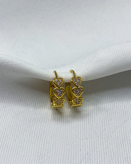 Aretes pequeños con detalle de corazones brillantes enchapados en oro 18k de acero inoxidable