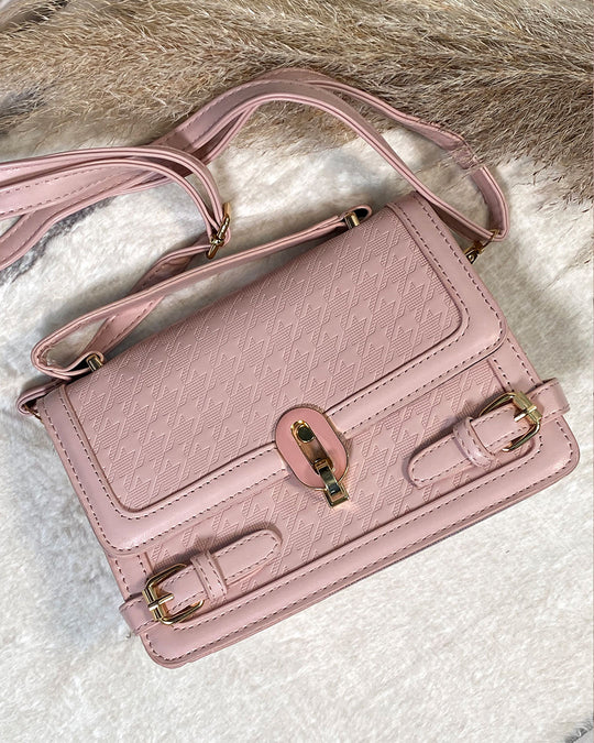 Cartera semi cuero con diseño de broche