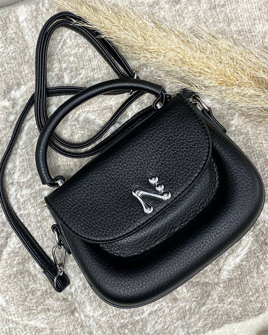 Cartera semi cuero con detalle plateado