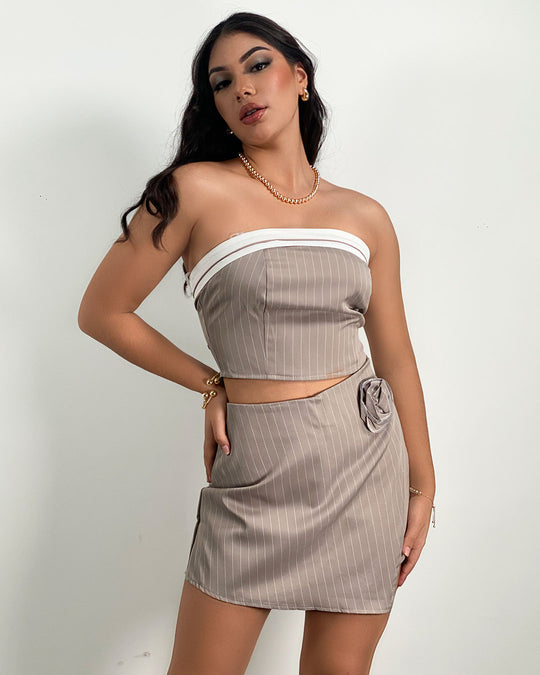 Conjunto de falda shorts y tops con diseño de rayas y detalle de flor