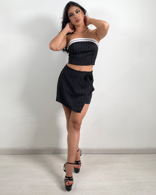 Conjunto de falda shorts y tops con diseño de rayas y detalle de flor