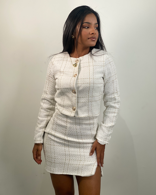 Conjunto elegante con diseño de botones