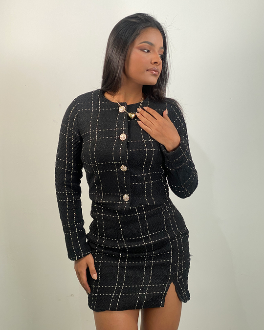 Conjunto elegante con diseño de botones