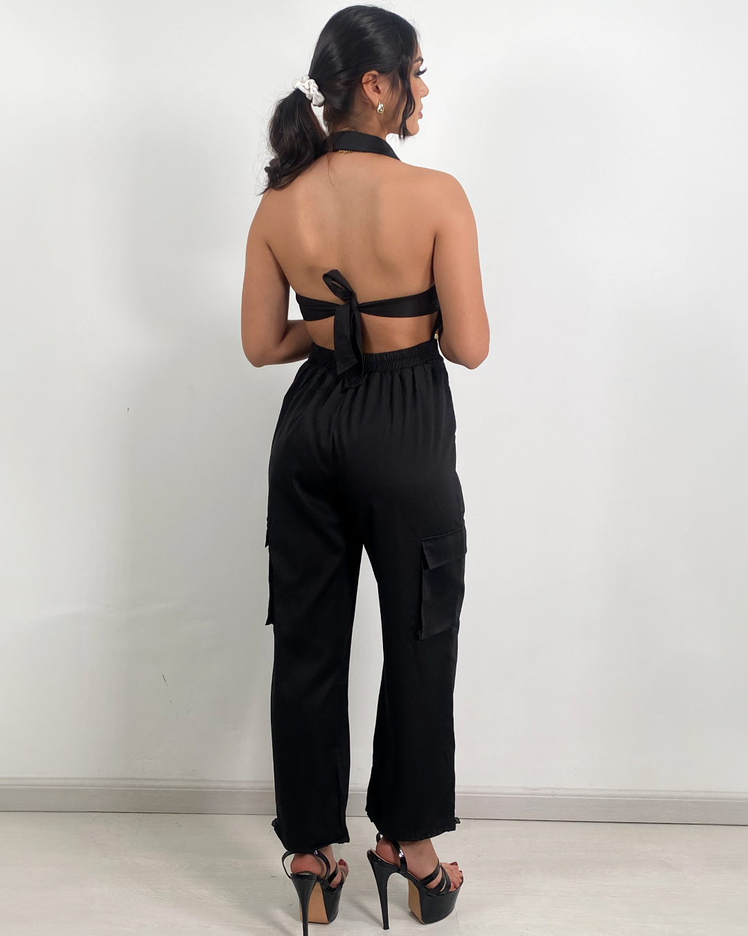 Enterizo elegante de botones y descote trasero