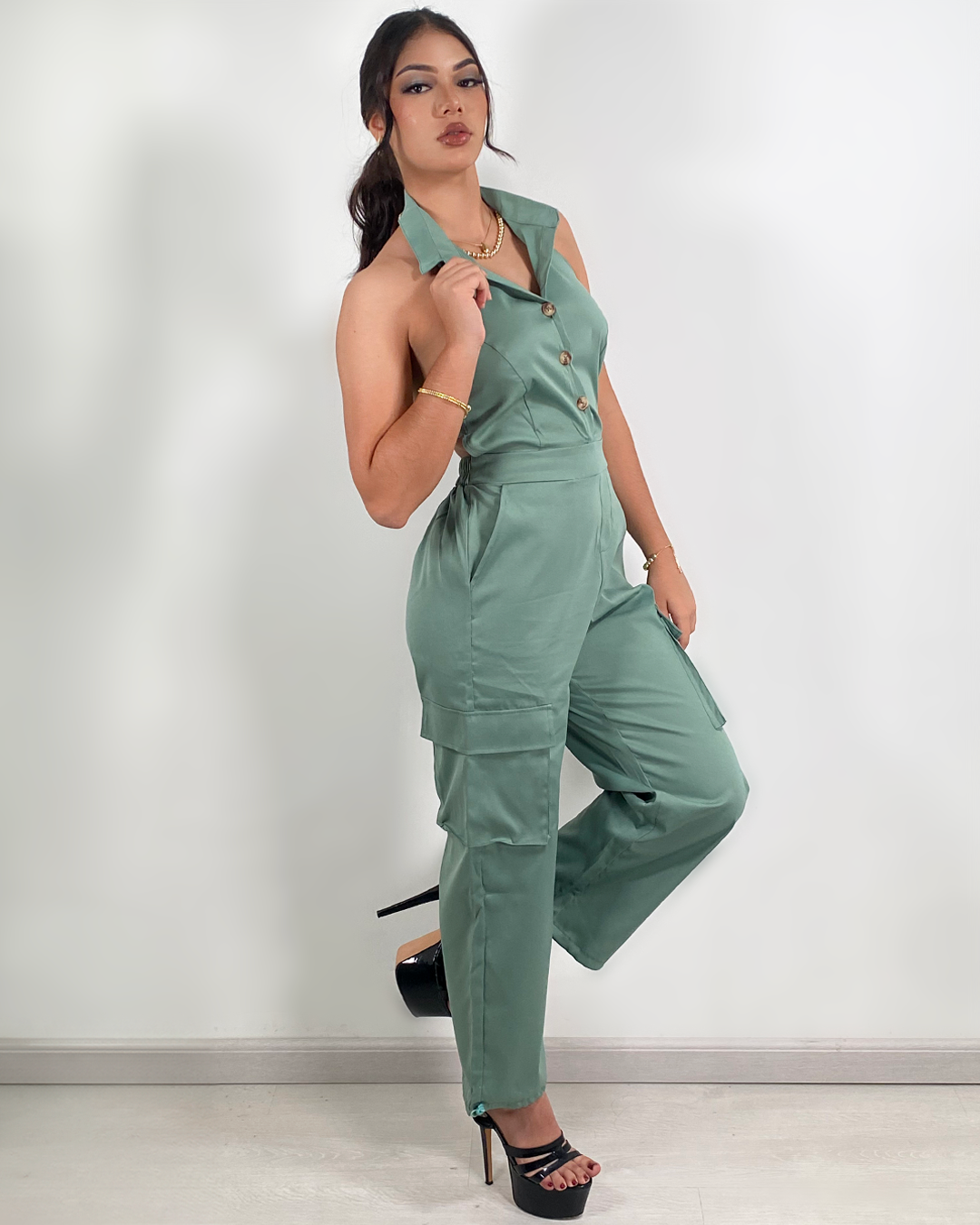 Enterizo elegante de botones y descote trasero