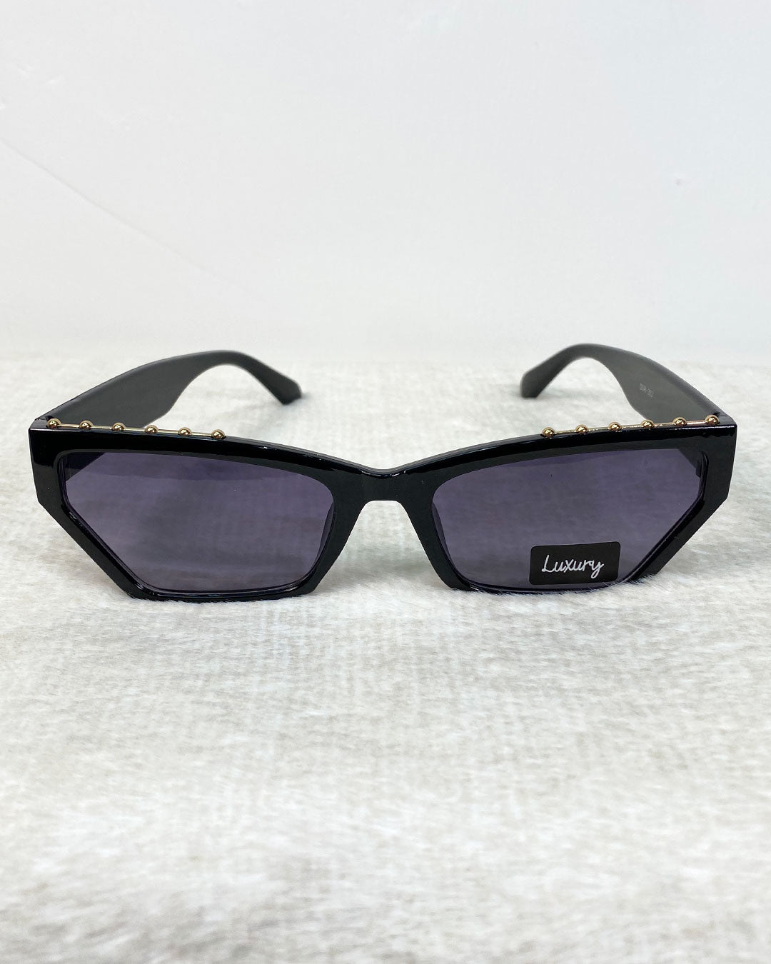 Gafas retro con detalle dorado