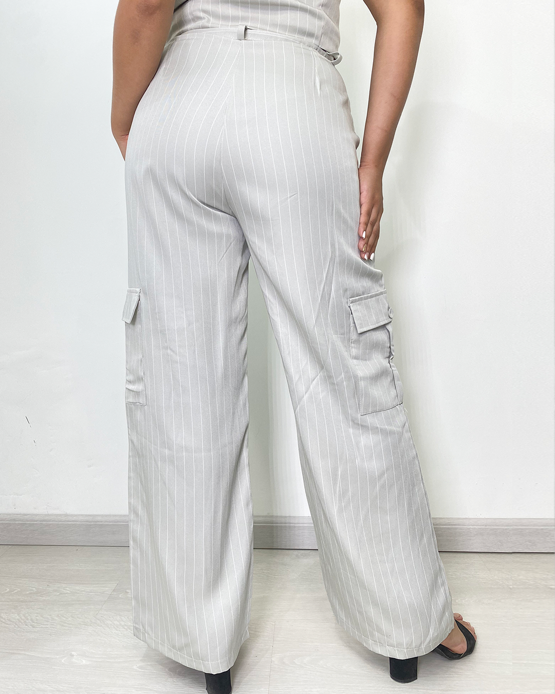 Pantalon tipo cargo de vestir