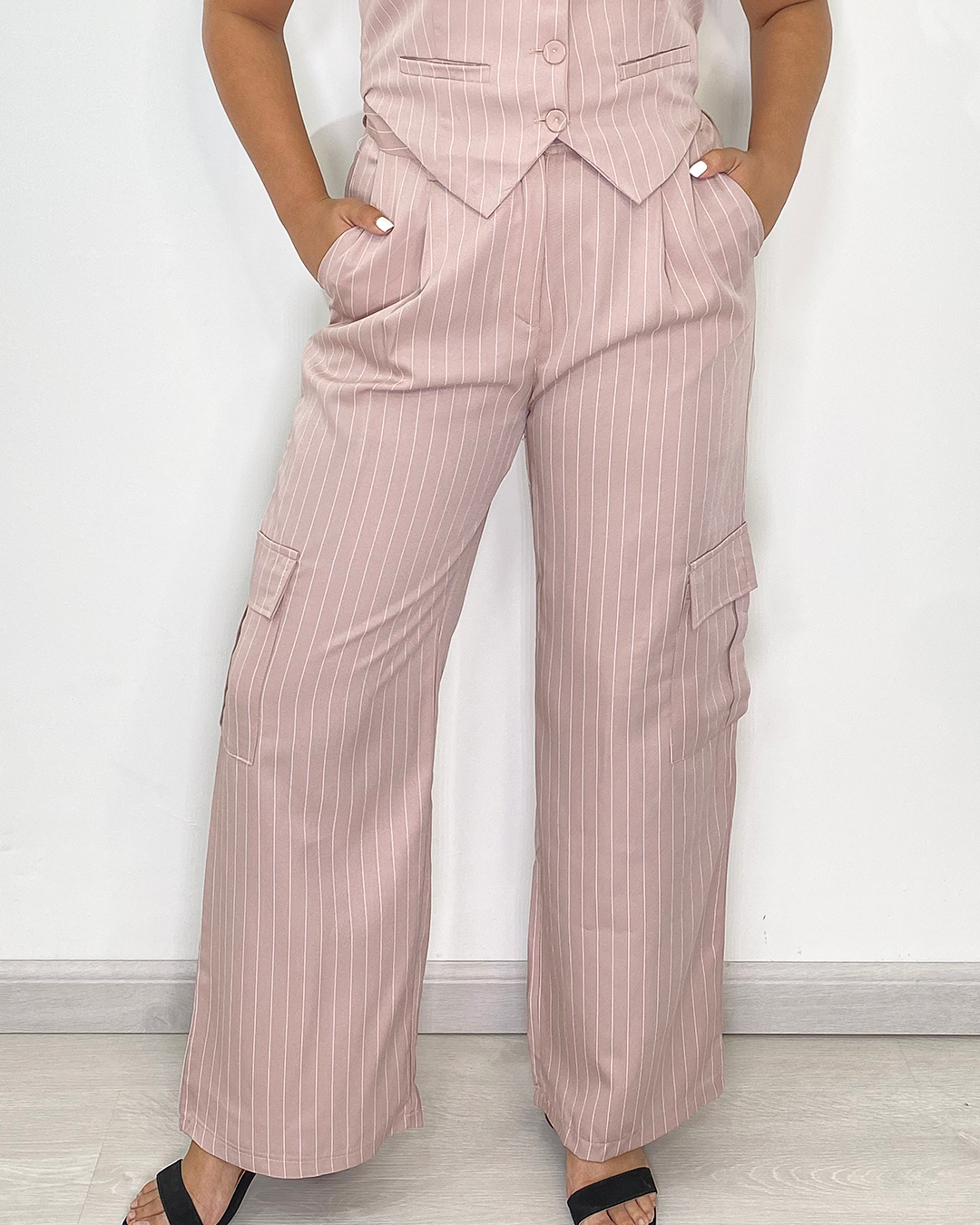 Pantalon tipo cargo de vestir