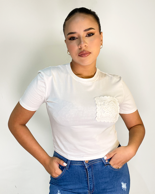 Blusa corta unicolor con diseño de bolsillo