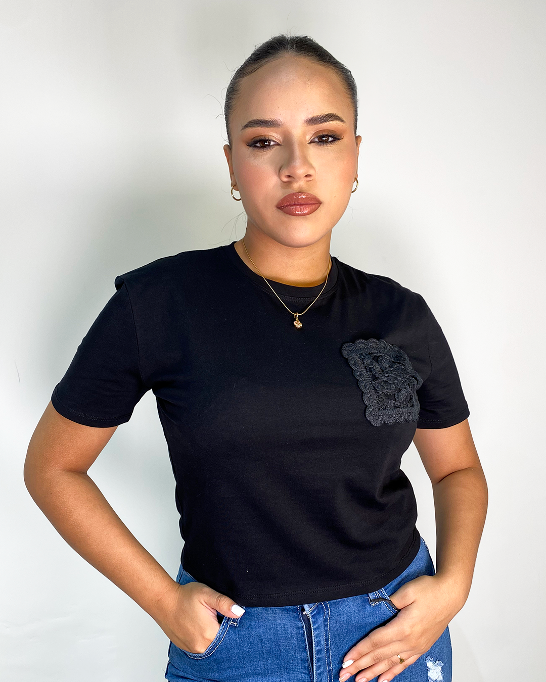 Blusa corta unicolor con diseño de bolsillo