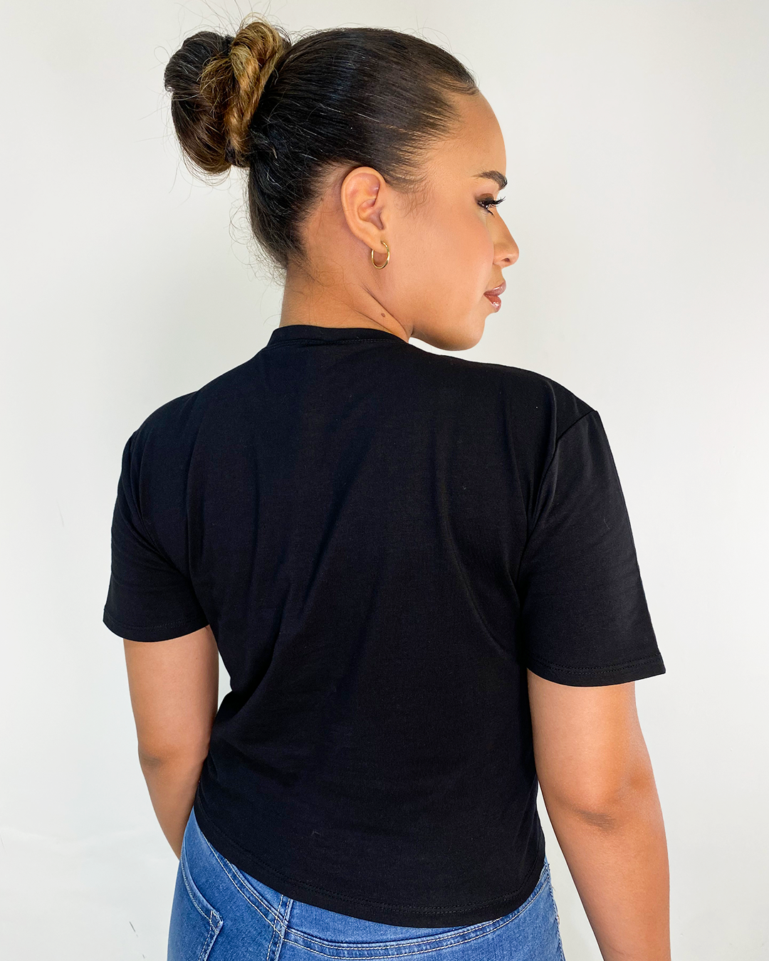 Blusa corta unicolor con diseño de bolsillo