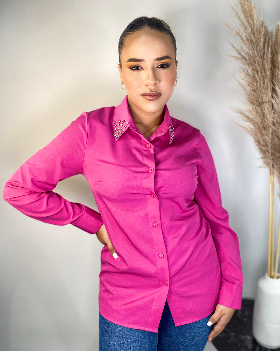 Camisa con brillos en el cuello